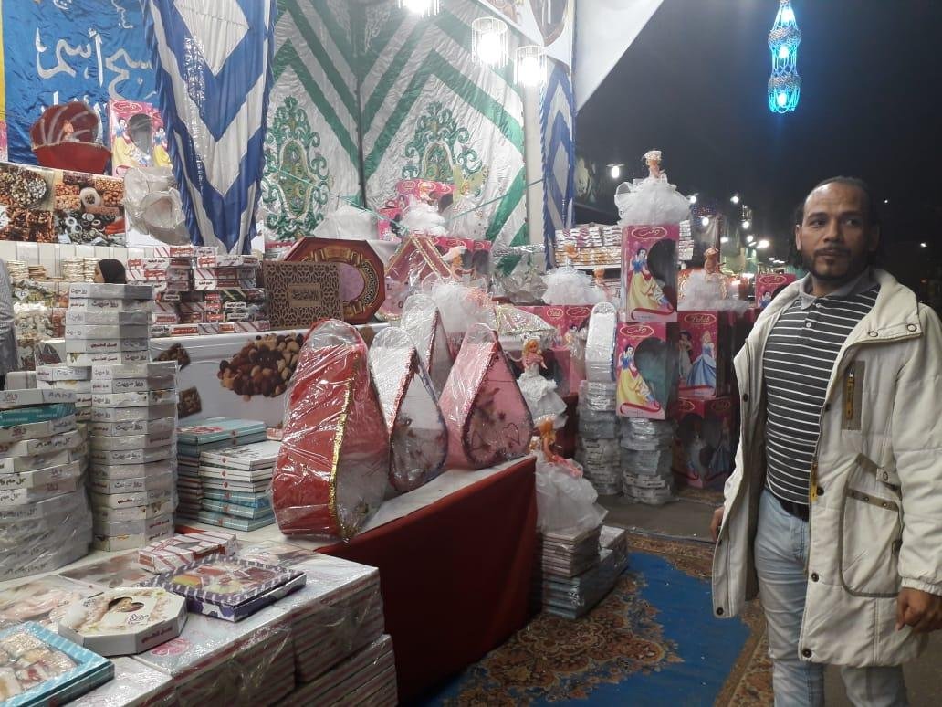 8 آلاف جنيه.. غضب بين أصحاب فروشات حلوى المولد في كوم أمبو بسبب ارتفاع الإيجارات