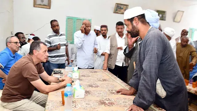 بالصور- محافظ أسوان يستمع لمطالب أهالي قرية العدوة ويوجه بحلول عاجلة