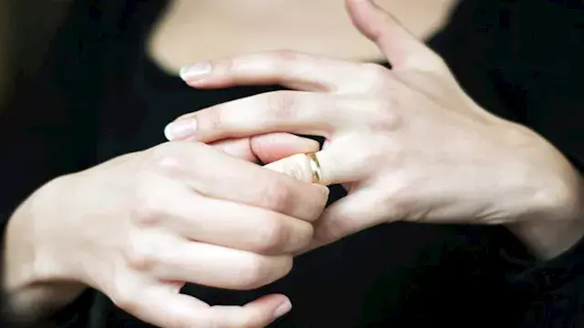 بعد سنة زواج.. مفاجأة في هاتف الزوج تدفع شمس لطلب الخلع: "بيبتز فتيات"