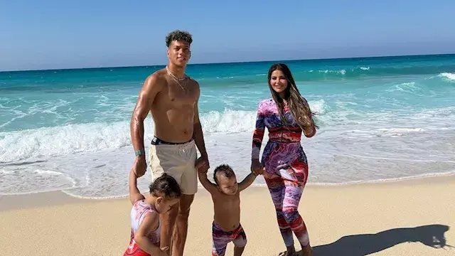 18 صورة لإمام عاشور مع عائلته في المصيف