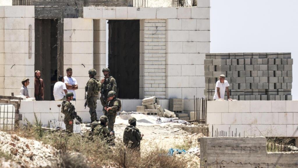 الضفة الغربية: مستوطنون يضرمون النار في مسجدين والجيش الإسرائيلي يحقق في الحادثة