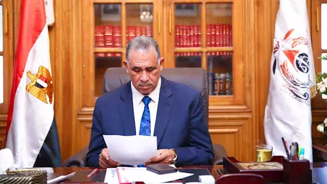 هل تشترط "المحامين" ملابس معينة لمزاولة المهنة؟.. "النقيب" يحسم الجدل