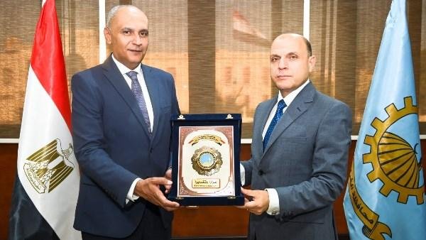 محافظ الغربية يكرّم وكيل الصحة تقديرًا لمسيرته المتميزة وخدمته للقطاع الصحي.. صور