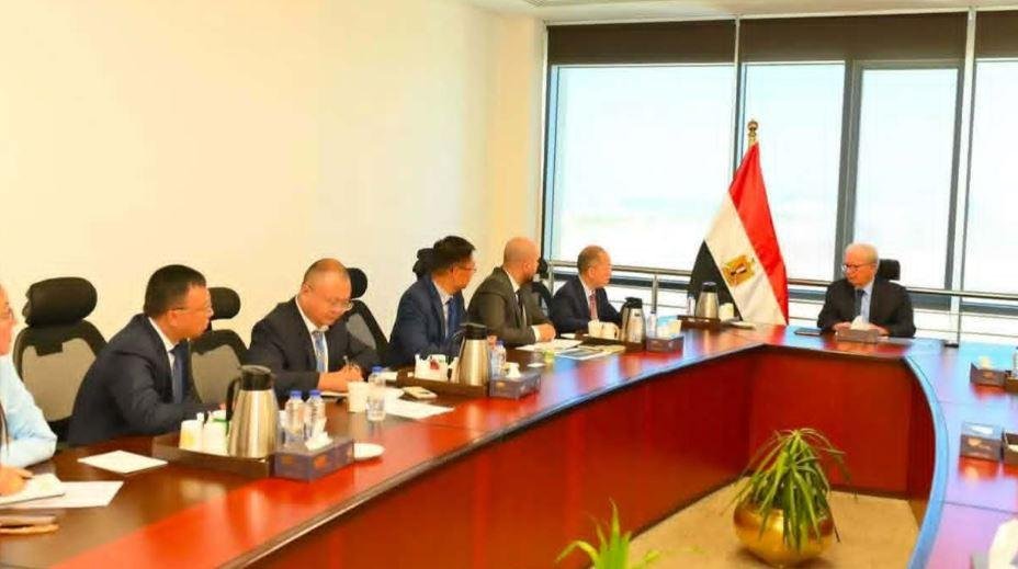 نائب رئيس الوزراء يبحث مع مجموعة صينية إقامة مجمع صناعي متكامل باقتصادية قناة السويس