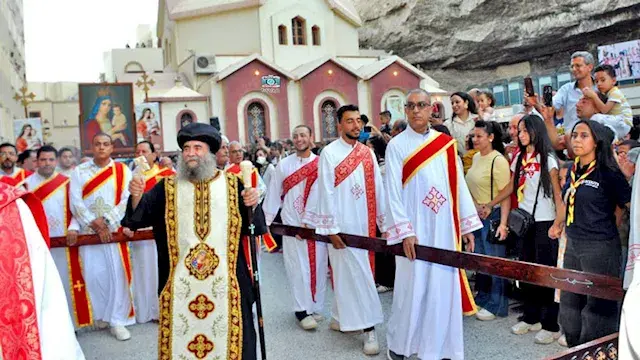 ترانيم وشموع.. آلاف الأقباط يحيون صوم العذراء في دير درنكة بأسيوط (فيديو وصور)