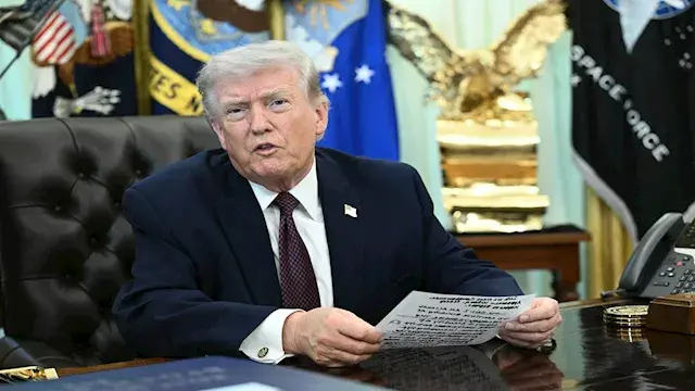 إدارة الهجرة الأمريكية تعتزم شراء قفازات صعق كهربائي لعناصرها.. ما السبب؟