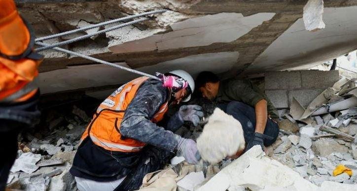 بالأيدي.. بدء انتشال جثامين 13 شهيدا من تحت أنقاض منزل مدمر بغزة