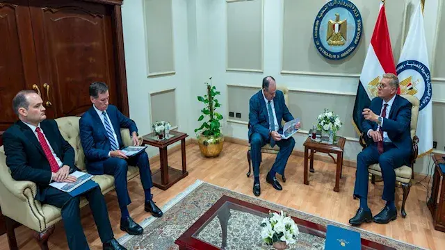وزير البترول يبحث مع "أباتشي"...