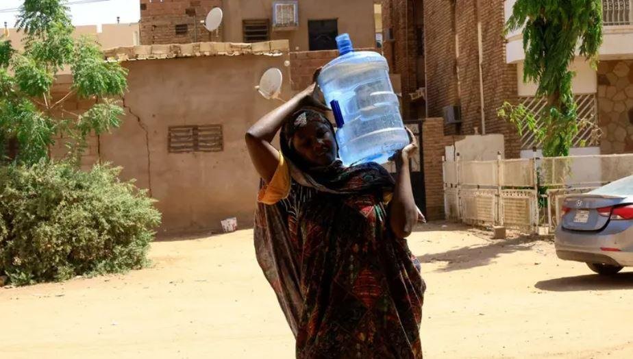 نقص حاد في إمدادات المياه يضرب الخرطوم.. وسعر البرميل يصل لـ4000 جنيه