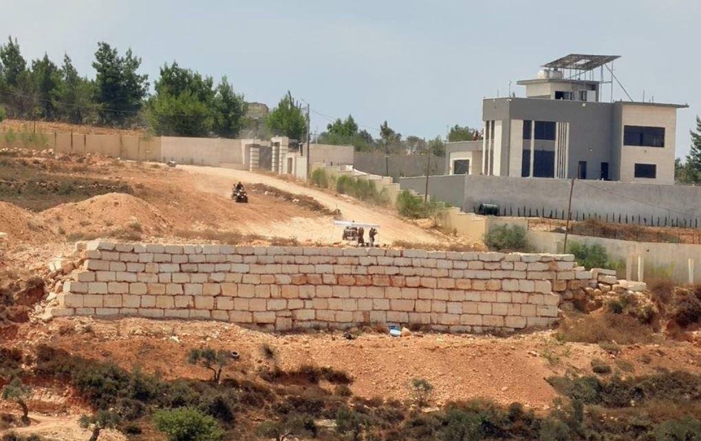 9 أيام على حصار الاحتلال ومستوطنيه منازل ببلدة قصرة جنوب نابلس