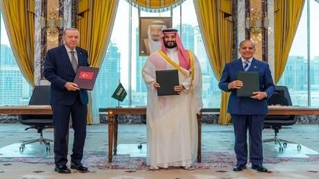 في رسالة بعد "اتفاق مكة المشترك".. رضائي: الاتفاق الورقي مع تركيا وباكستان لن يجلب الأمن للسعودية