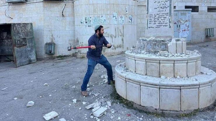 عضو كنيست إسرائيلي متطرف يدمر نصبا تذكاريا في قرية فلسطينية