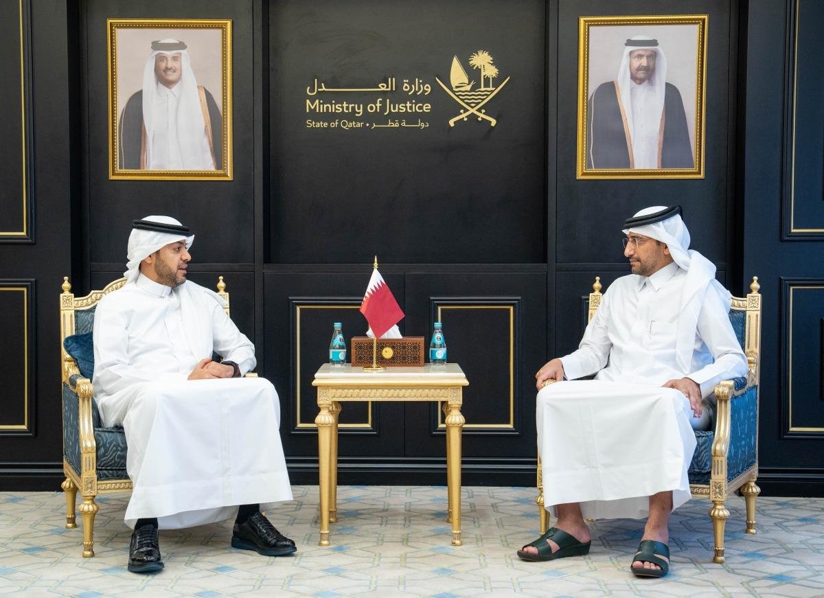 وزير العدل ووزير الدولة لشؤون مجلس الوزراء يجتمع مع السفير الكويتي