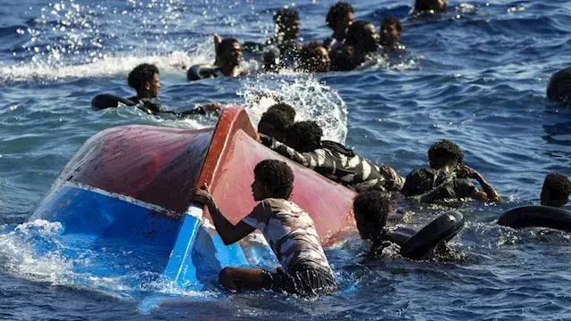 انتشال جثتين وفقدان 12 آخرين إثر غرق قارب مهاجرين في تونس