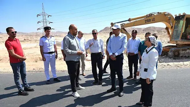 محافظ جنوب سيناء يتفقد أعمال حماية طريق "الرملة" من السيول