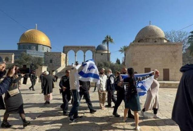 محافظة القدس: مستوطنون يخطون شعارا لجماعات متطرفة داخل المسجد الأقصى