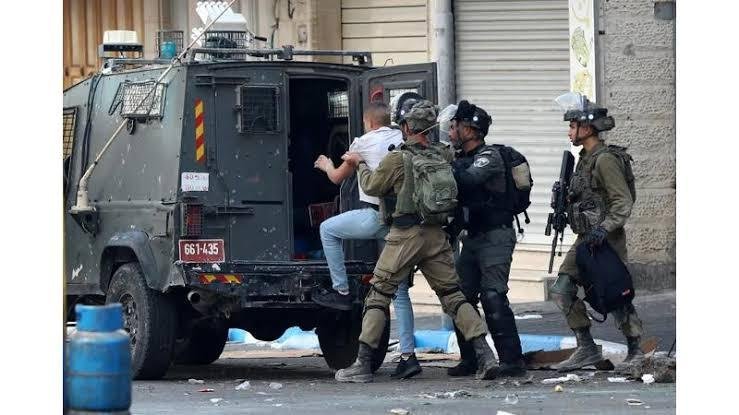 الضفة.. مستوطنون يصيبون مسنا فلسطينيا وجيش الاحتلال الإسرائيلي يعتقل شقيقين