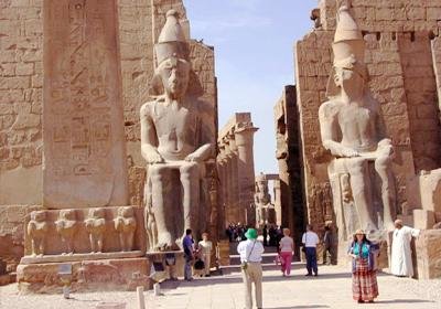 السياحة والآثار تتخذ إجراءات قانونية ضد مسؤولين سمحوا لأجنبي بدخول مقابر الأقصر دون تذاكر