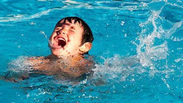 طبيبة تحذر من مخاطر حمامات السباحة.. 7 نصائح لحماية طفلك