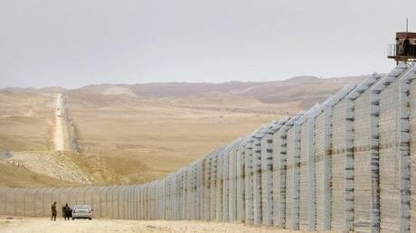 صحيفة عبرية تكشف: مصر تسارع بنشر قوات دولية وتجهز مناطق إيواء مؤقتة في رفح لتجنب الفراغ الأمني