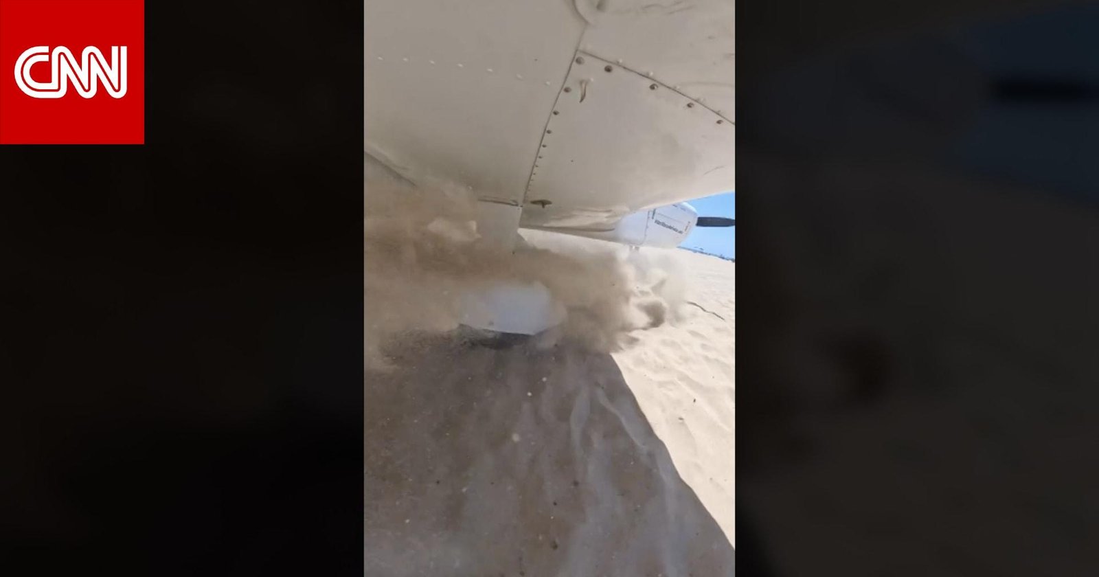 هبوط اضطراري لطائرة على الرمال بأحد الشواطئ في كاليفورنيا