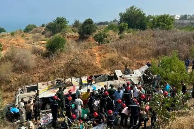 مقتل 6 أشخاص وإصابة 22 في انقلاب حافلة نقل عمال شرقي الجزائر