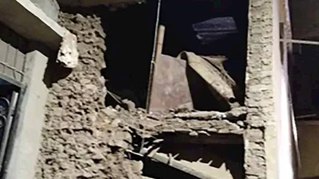 انهيار جزئي بمنزل في نجع أبو خ...