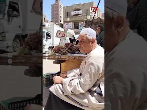 "متحدياً أشعة الشمس".. كفيف يخطف أنظار المارة بتلاوة القرآن وجمال صوته