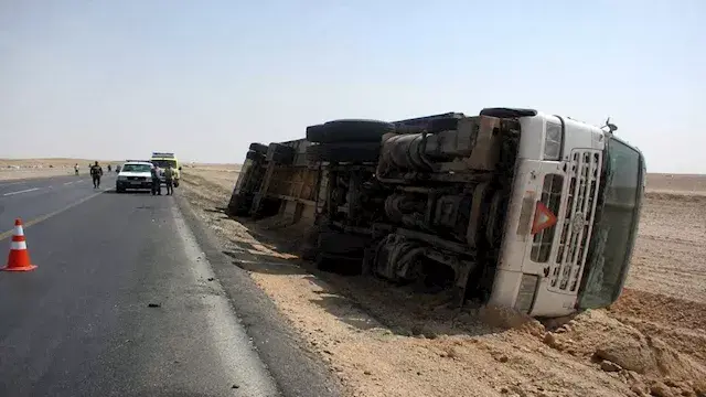 إصابة شخصين في انقلاب "تريلا"...