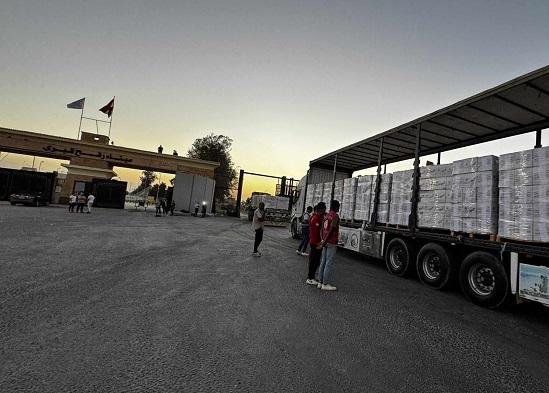 معبر رفح يستقبل 35 مريضا و36 مرافقا من غزة ويواصل إدخال شاحنات المساعدات