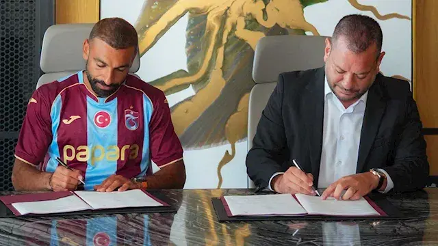 رسميًا.. محمد صلاح يوقع عقده مع طرابزون سبور لمدة موسمين (صور)