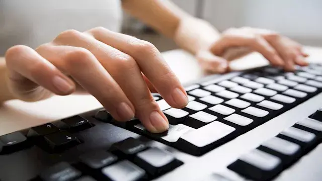 لماذا توجد نتوءات صغيرة على مفتاحي F وJ في لوحة المفاتيح؟