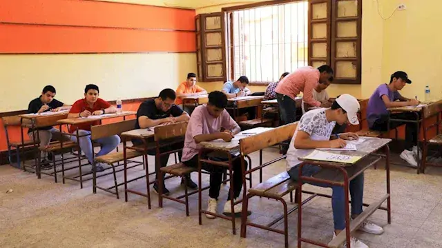 طلاب الثانوية العامة يؤدون امتحاني الكيمياء والجغرافيا للدور الثاني اليوم