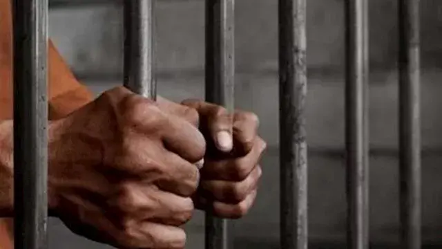 سيارة يُرجح أنها للرئيس عبدالن...