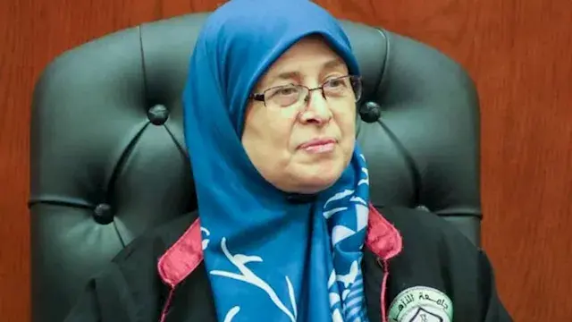 ما حكم الشرع في تعامل الممرضة...