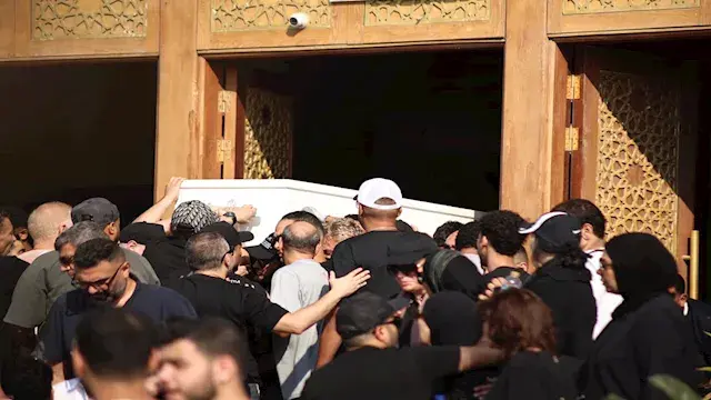 بحضور هنا الزاهد وعمرو مصطفى وعصام السقا.. 20 صورة لجنازة والد الفنان تامر حسني