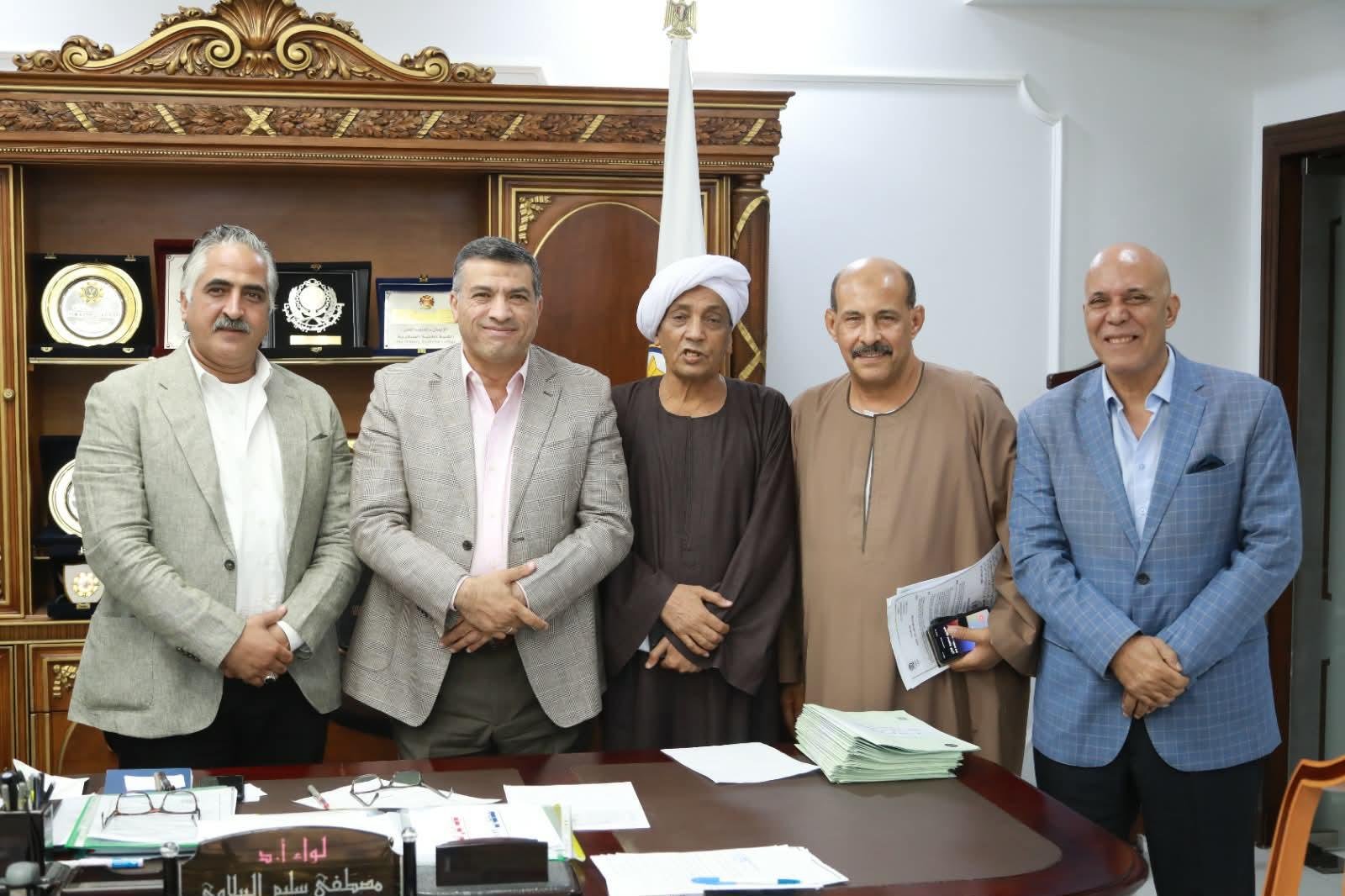 محافظ قنا يبحث مع أعضاء مجلسي النواب والشيوخ سبل تحسين الخدمات والاستجابة لمطالب المواطنين