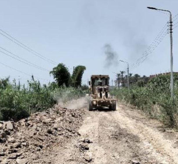 بدء رصف طريق جسر ترعة فرهاش بالبحيرة