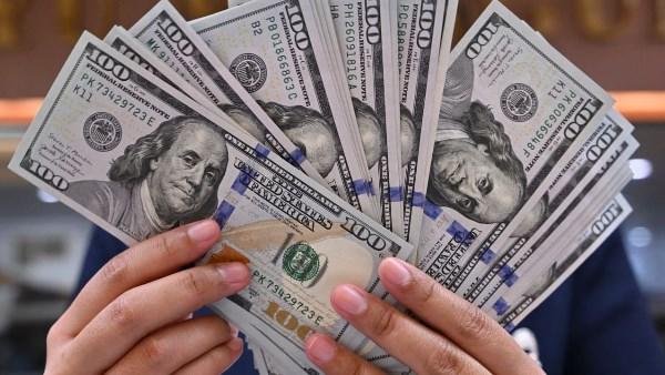عقب تراجعه.. أقل سعر لصرف الدولار اليوم في البنوك