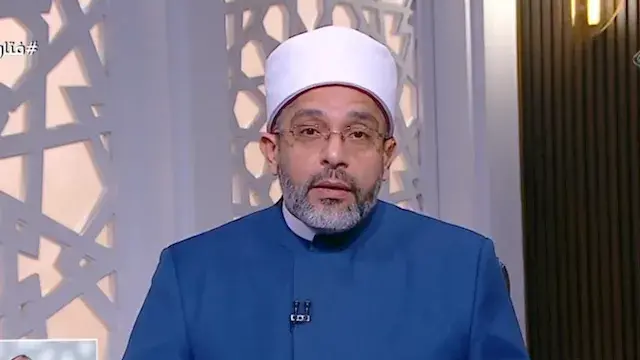 هل استخدام الموبايل أثناء خطبة...