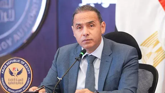 إسلام عزام يصدر قرارًا بتطوير وثيقة التأمين لتشمل الفصل التعسفي للعاملين بالخارج