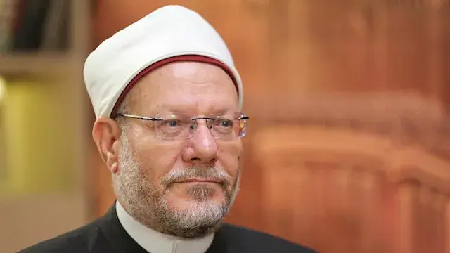 هل ينتقض وضوء الطبيب عند لمس عورة المريض؟.. المفتي السابق تجيب