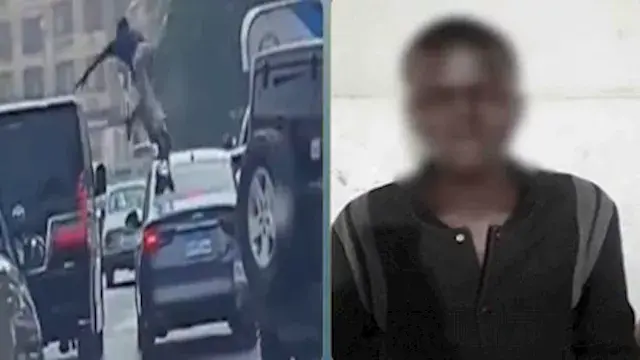فيديو أثار الذعر بالقاهرة.. ضبط صاحب واقعة اعتلاء أسطح السيارات