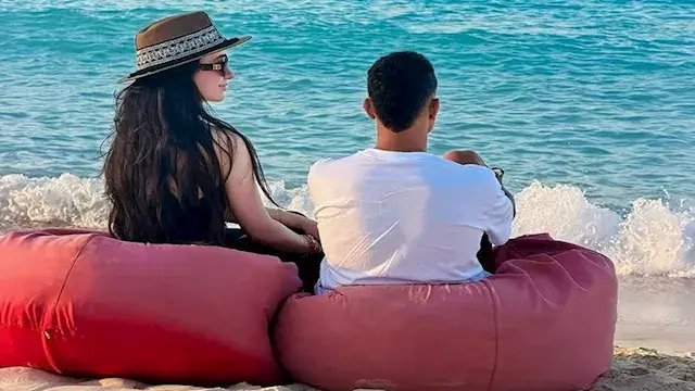 بجانب زوجته.. تريزيجيه ينشر صورًا في المصيف ويظهر برفقة محمد صلاح
