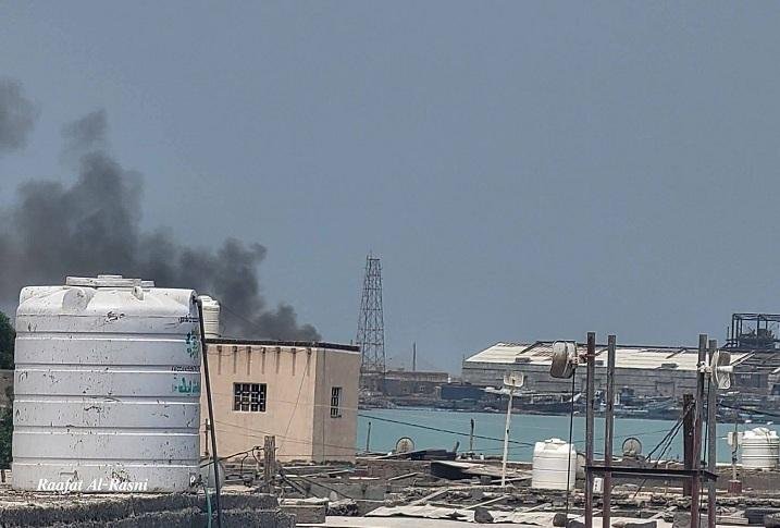 مصدر عسكري يمني: 7 قتلى و20 جريحا بقصف حوثي على ميناء المخا