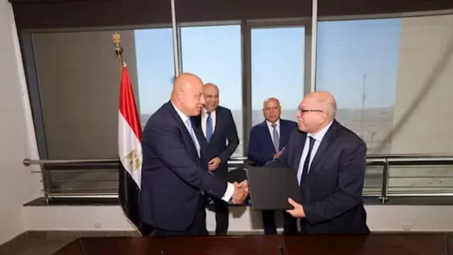 بروتوكول بين النقل والطيران لتطوير وصيانة الممرات والطرق بالمطارات