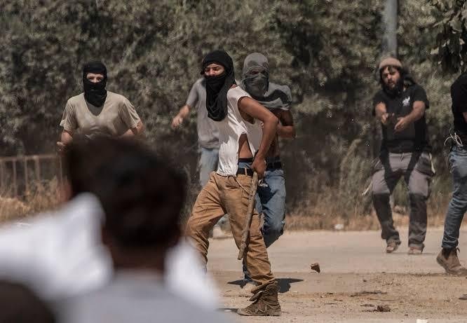مستوطنون إسرائيليون يقيمون بؤرة برام الله وآخرون يقتحمون بلدة بالخليل