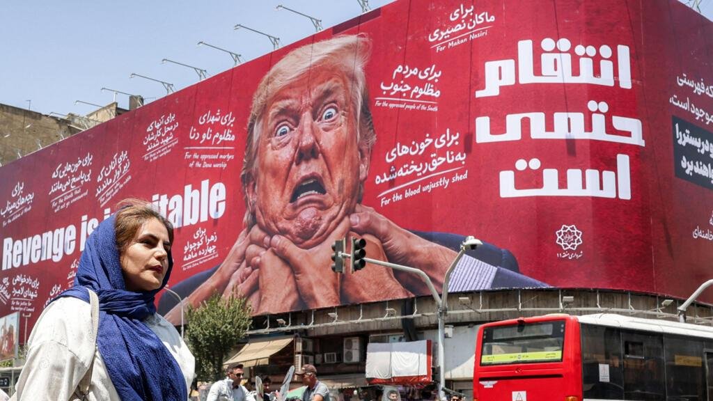 في طهران... يكتب النظام روايته للحرب على جدران المدينة (2/2)