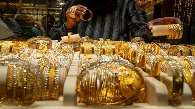 الذهب يعكس اتجاهه وينخفض في منتصف تعاملات اليوم بمصر