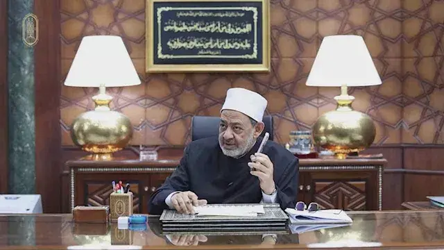 لافتة خلف شيخ الأزهر أثناء تهنئة الأوائل تثير إعجاب رواد السوشيال ميديا